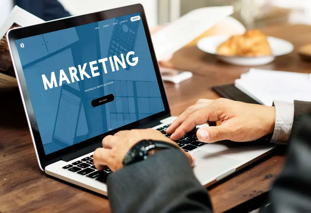 agence-marketing-digital-vs-freelance-scaled.webp